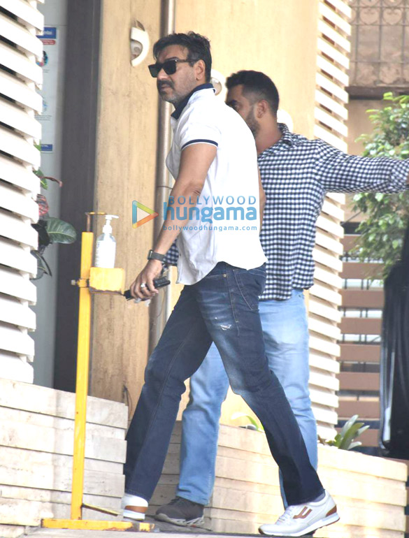 photos ajay devgn snapped in juhu 2 2