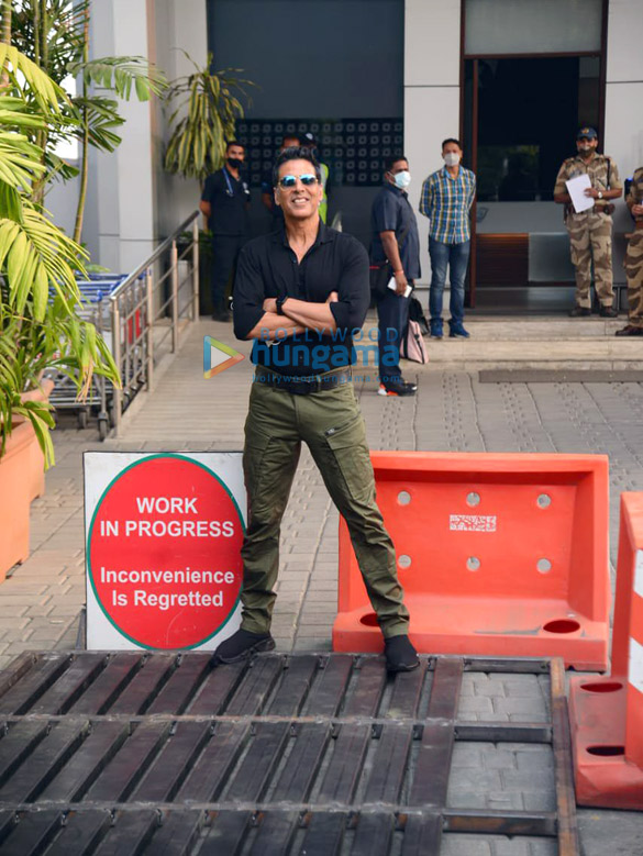 photos akshay kumar jacqueline fernandez and nushrratt bharuccha snapped at the kalina airport 2