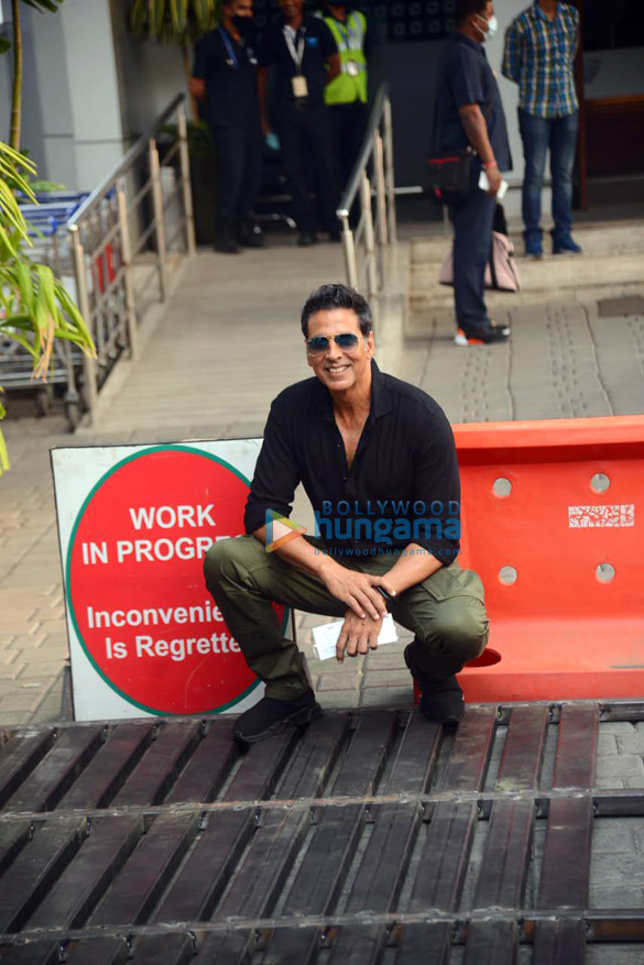 photos akshay kumar jacqueline fernandez and nushrratt bharuccha snapped at the kalina airport 4