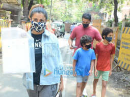 Photos: Amrita Arora snapped with family in Khar