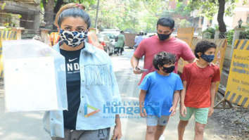 Photos: Amrita Arora snapped with family in Khar