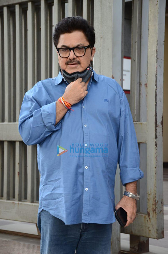 photos anupam kher raveena tandon and ashoke pandit snapped at nm college 3