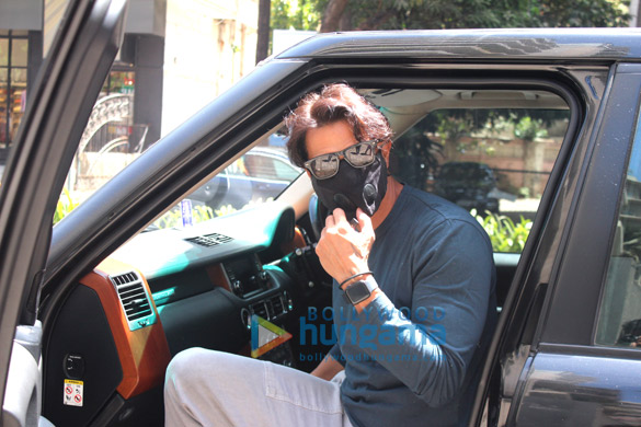 photos arjun rampal snapped at the mapple store in bandra 4