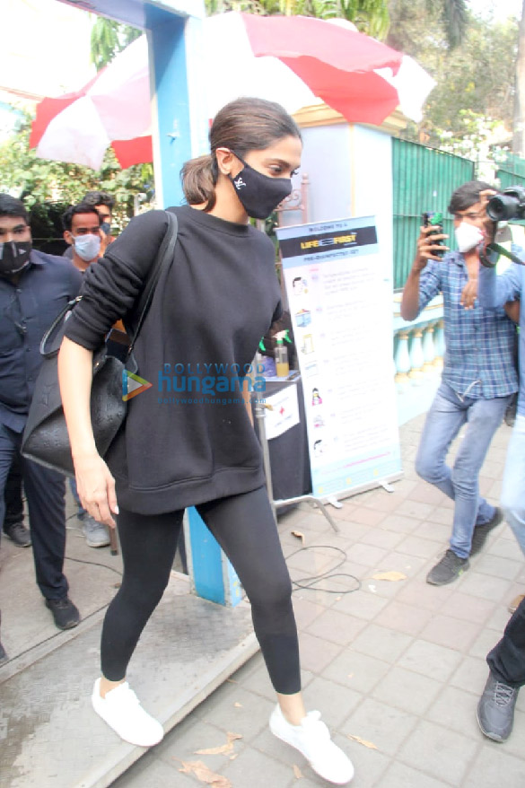 Photos: Deepika Padukone spotted post shoot in Bandra