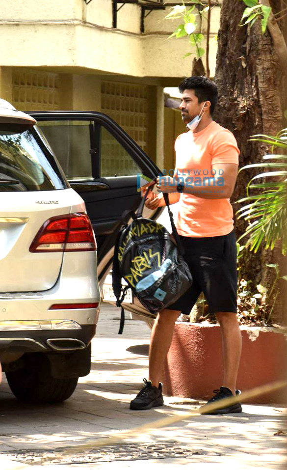 photos huma qureshi and saqib saleem snapped with their father in juhu 2