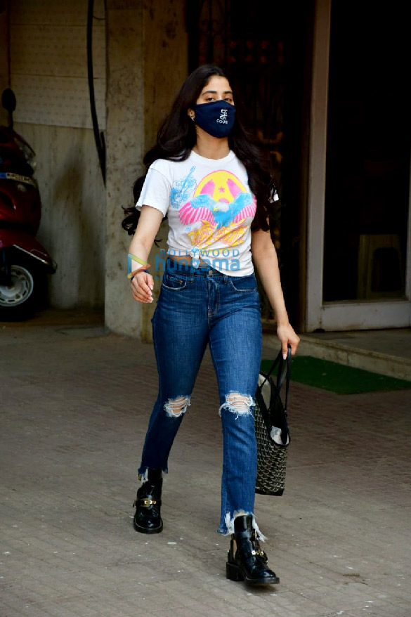 photos janhvi kapoor spotted at pilates 3 6