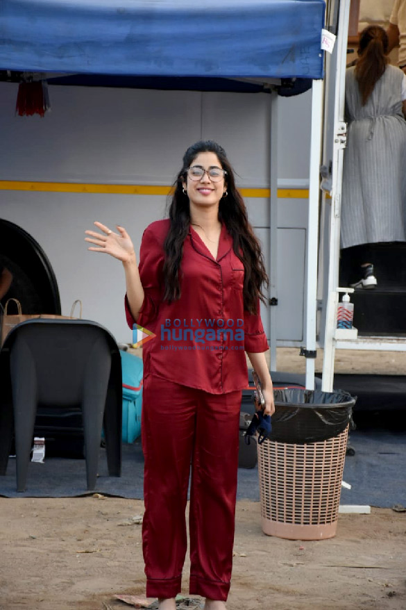 photos janhvi kapoor spotted at versova for an ad shoot 1