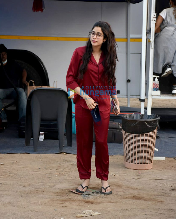 photos janhvi kapoor spotted at versova for an ad shoot 2