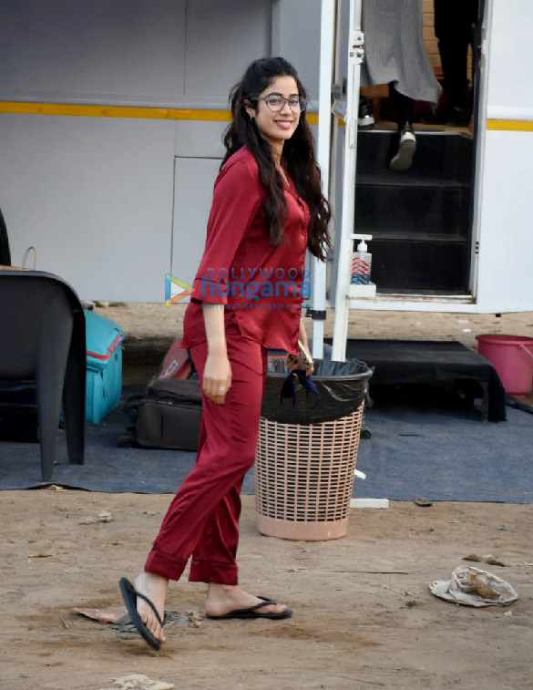 photos janhvi kapoor spotted at versova for an ad shoot 4