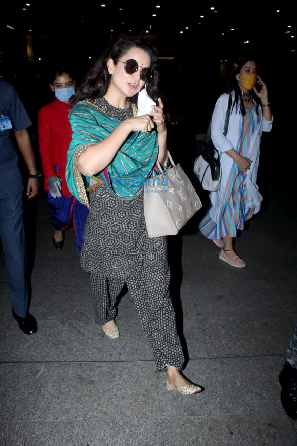 Photos: Kangana Ranaut, Urvashi Rautela and Richa Chadda snapped at the airport Photos: Kangana Ranaut, Urvashi Rautela and Richa Chadda snapped at the airport