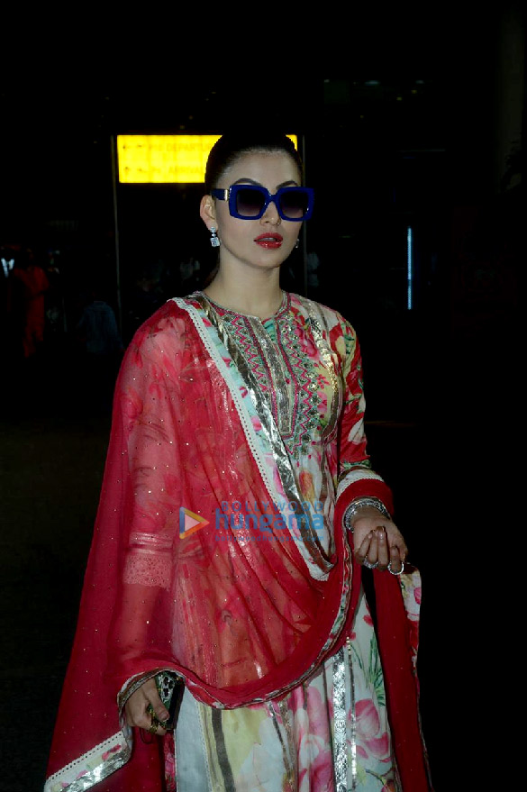 photos kangana ranaut urvashi rautela and richa chadda snapped at the airport 4