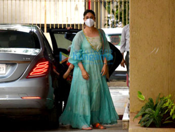 Photos: Kareena Kapoor Khan and Randhir Kapoor spotted at Karisma Kapoor's house