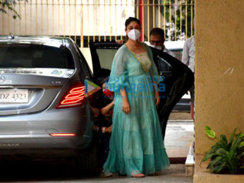 Photos: Kareena Kapoor Khan and Randhir Kapoor spotted at Karisma Kapoor's house