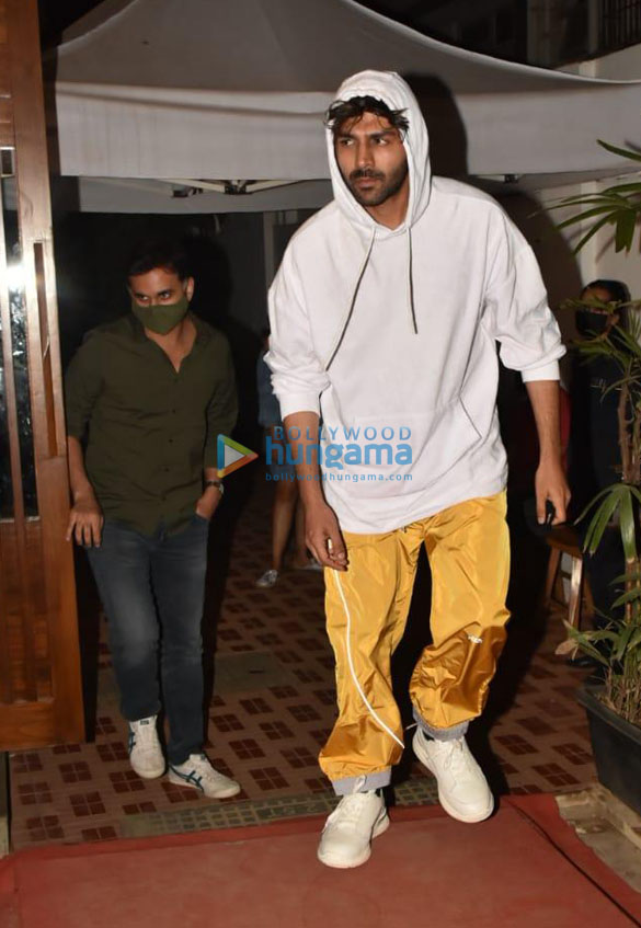 photos kartik aaryan and ashish chowdhry snapped at izumi in bandra 1