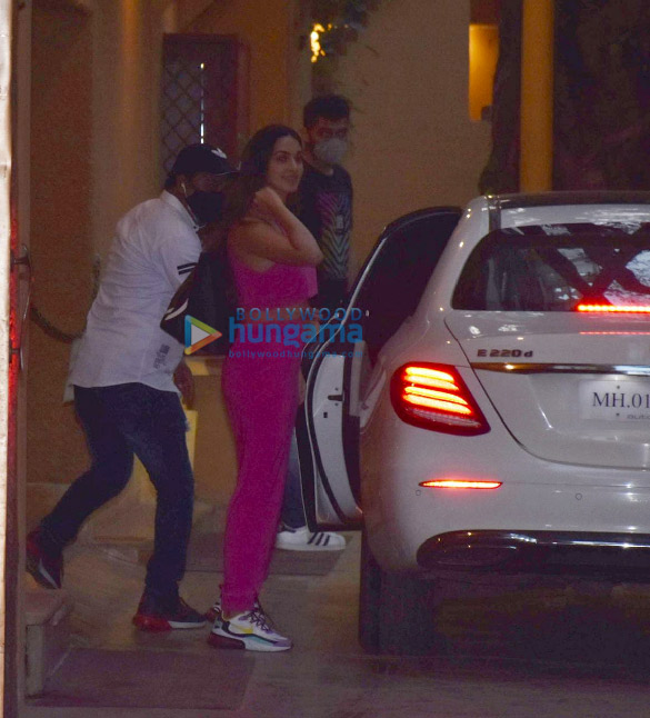 photos kartik aaryan and kiara advani snapped at a dance class in juhu 6