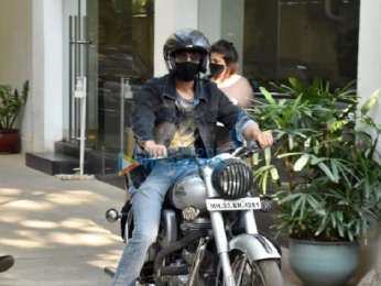 Photos: Kartik Aaryan snapped at a dubbing studio in Juhu