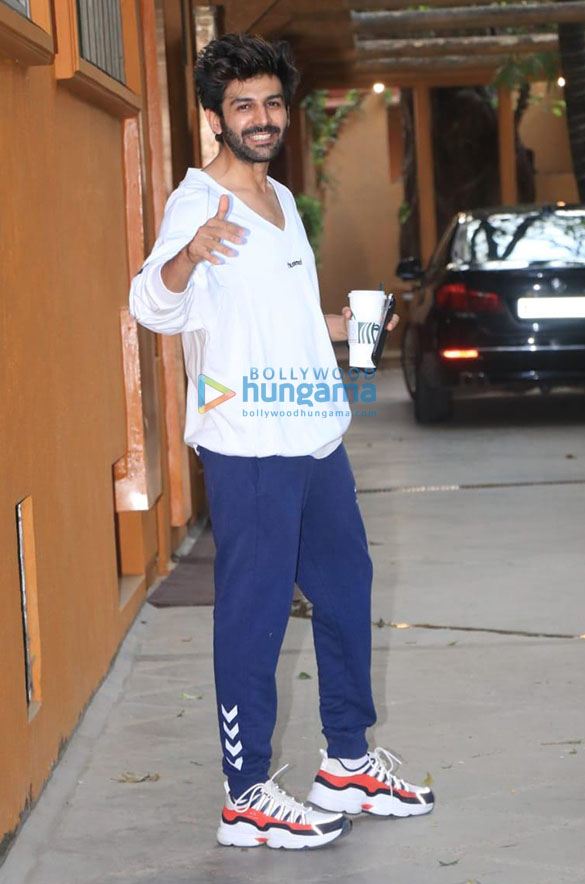 photos kartik aaryan snapped at dance class in andheri 4 3