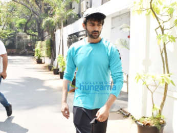 Photos: Kartik Aaryan snapped in Juhu