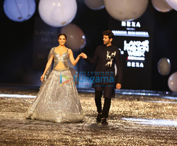 photos kiara advani and kartik aaryan walk the ramp for manish malhotra at lakme fashion week 2021 10