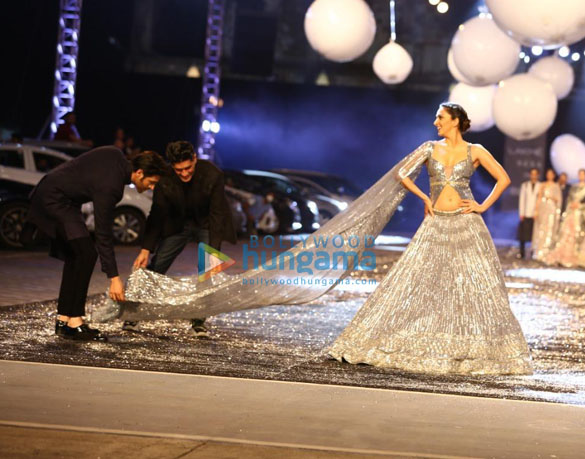 photos kiara advani and kartik aaryan walk the ramp for manish malhotra at lakme fashion week 2021 4
