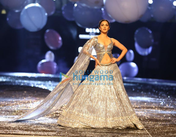 photos kiara advani and kartik aaryan walk the ramp for manish malhotra at lakme fashion week 2021 8