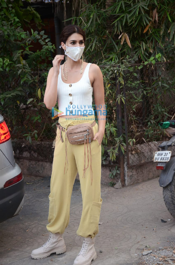 photos kriti sanon snapped in versova 5