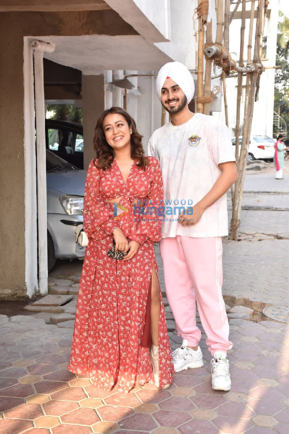 photos neha kakkar snapped in juhu with husband rohanpreet singh 1