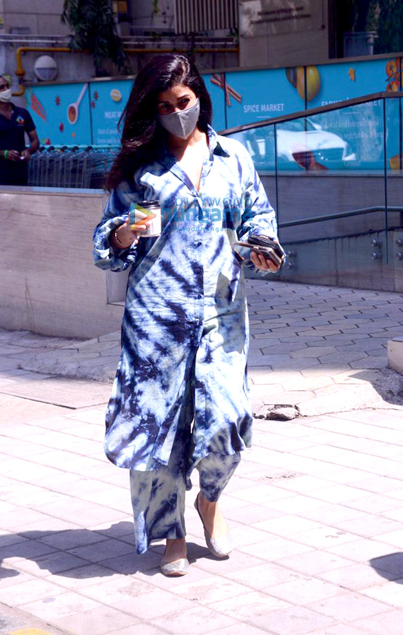 photos nimrat kaur snapped at foodhall in santacruz 2