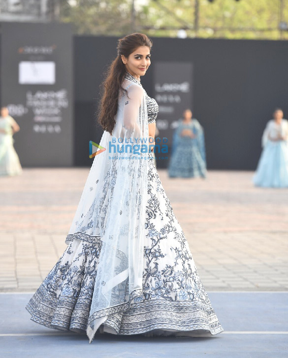 photos pooja hegde lara dutta aahana kumra divya khosla kumar and hina khan walk the ramp at lakme fashion week 2021 4