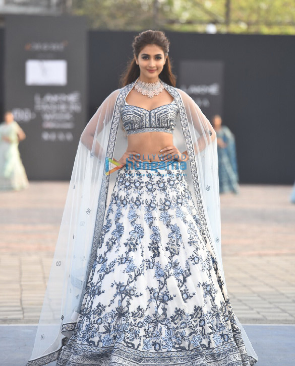 photos pooja hegde lara dutta aahana kumra divya khosla kumar and hina khan walk the ramp at lakme fashion week 2021 8