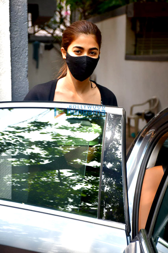 photos pooja hegde spotted in bandra 5 2