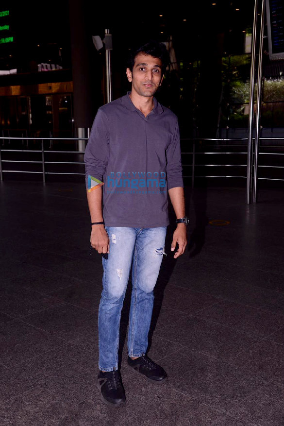 photos rajkummar rao patralekha sunny deol and sonu nigam snapped at the airport_ 2
