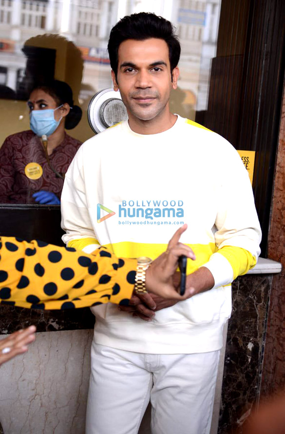 photos rajkummar rao snapped selling tickets to his film roohi 4