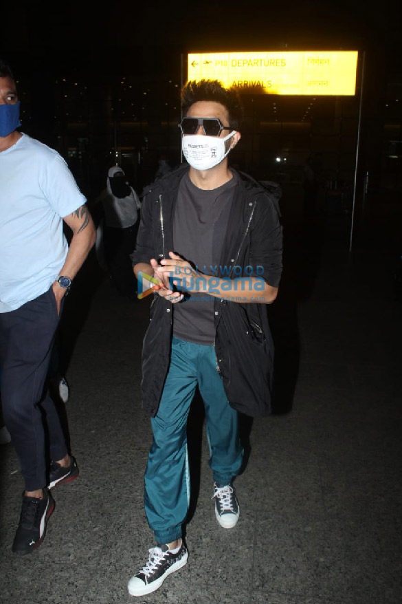 photos rakul preet singh kiara advani juhi chawla and others snapped at the airport more 4