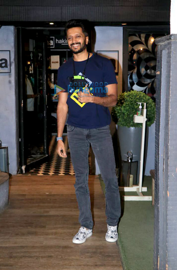 photos riteish deshmukh snapped at hakims aalim salon in bandra 2 2