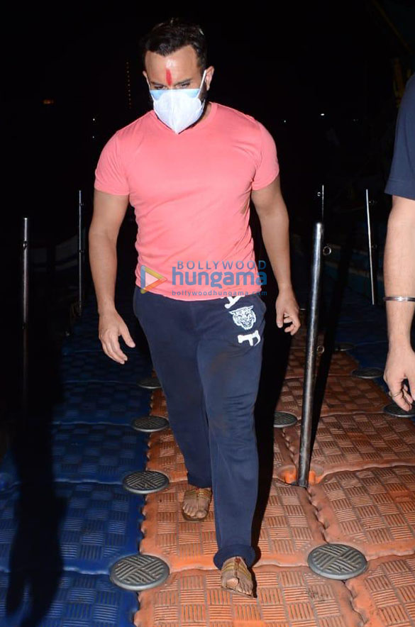 photos saif ali khan vicky kaushal and vatsal sheth snapped at jetty 1