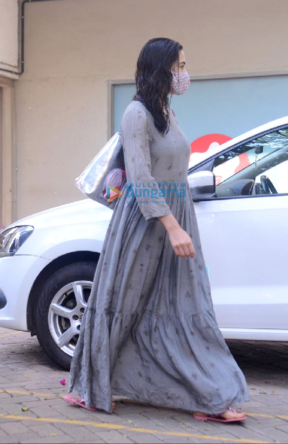 photos sara ali khan saif ali khan and taimur ali khan spotted in bandra 1