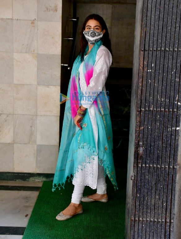 photos sara ali khan spotted in bandra 2 3