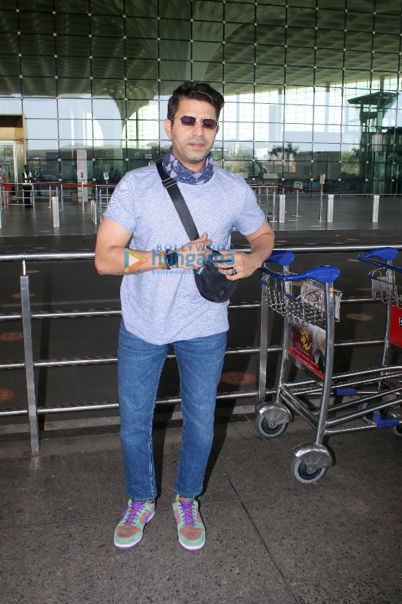 photos shahid kapoor hema malini and faruk kabir snapped at the airport 3