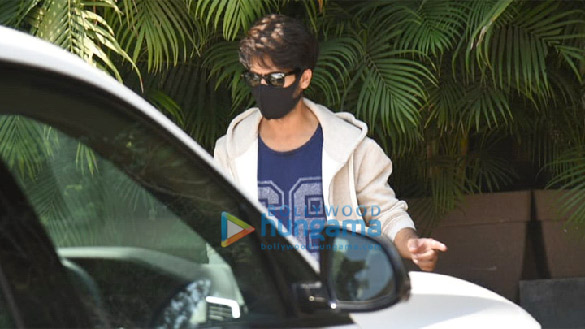 photos shahid kapoor snapped inspecting a new car at his residence in juhu 1