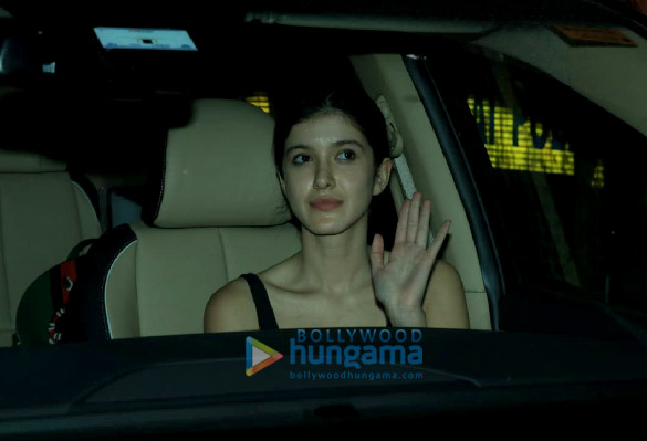 photos shanaya kapoor spotted at gateway of india 3