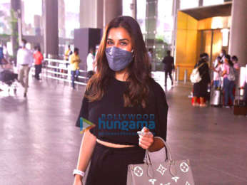 Photos: Sophie Choudry, Kanika Kapoor and Rohit Roy snapped at the airport