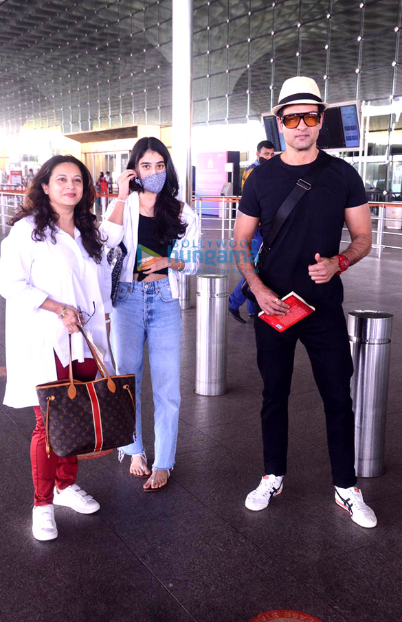 photos sophie choudry kanika kapoor and rohit roy snapped at the airport 3