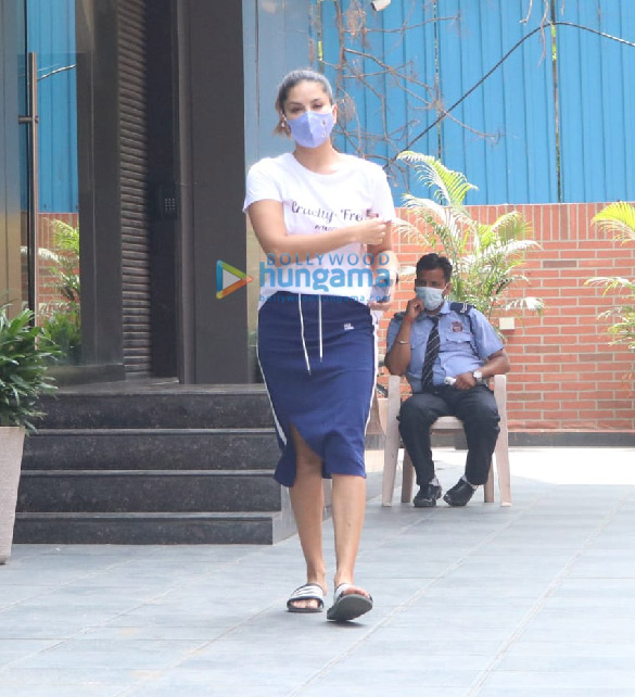 photos sunny leone snapped at a salon in juhu 3 2