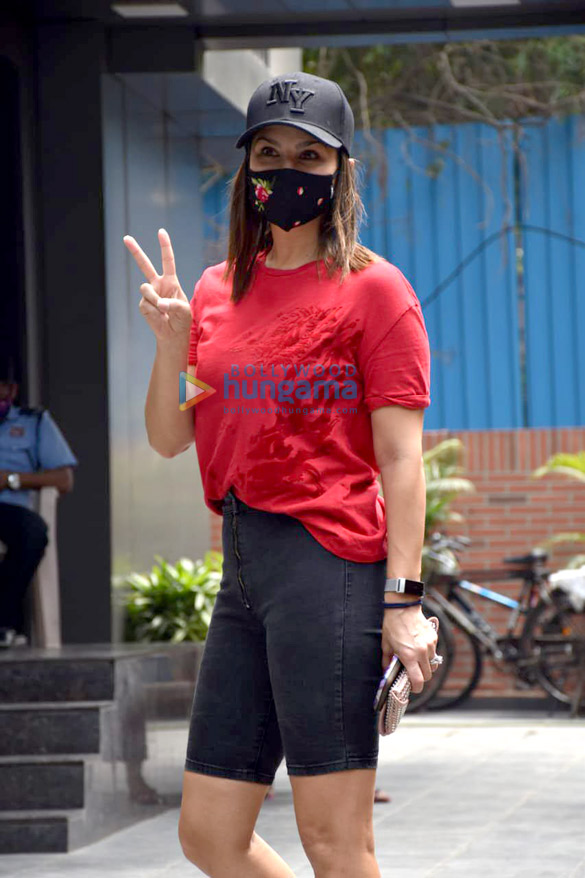 photos sunny leone snapped at salon in juhu 1