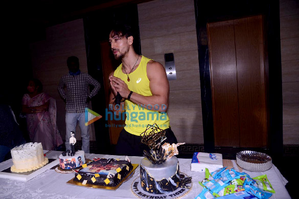 photos tiger shroff celebrates his birthday with media 4