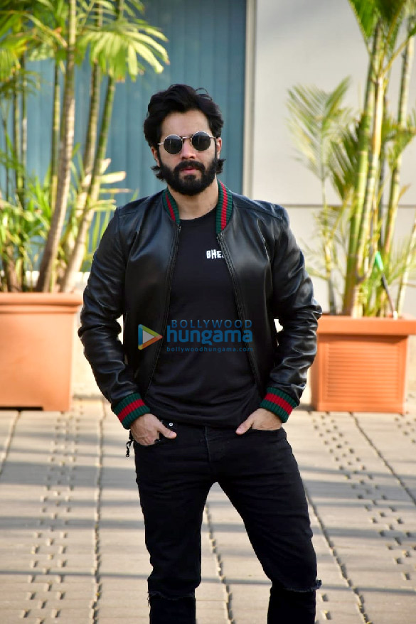 photos varun dhawan kriti sanon and abhishek banerjee spotted at the kalina airport 1