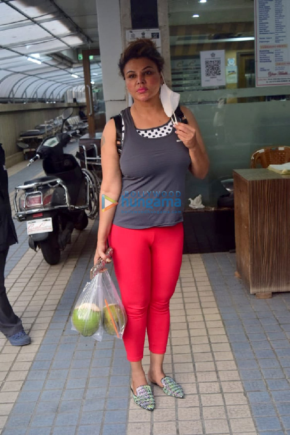 phots rakhi sawant snapped outside criti care hospital 4