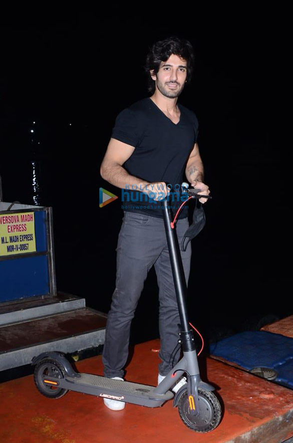 saif ali khan vicky kaushal and vatsal sheth snapped at jetty 440