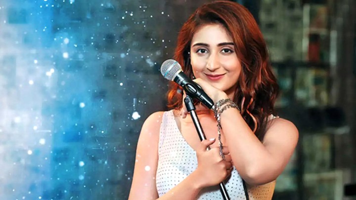 “Dhvani is like Kareena Kapoor”- Dhvani Bhanushali REACTS to this fan comment | Radha “Dhvani is like Kareena Kapoor”- Dhvani Bhanushali REACTS to this fan comment | Radha